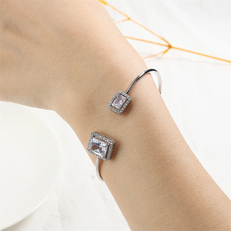 Pulseiras de luxo em geometralharia dourada para mulheres, pulseiras de zircônia cúbica da moda, joias para festa e uso diário.