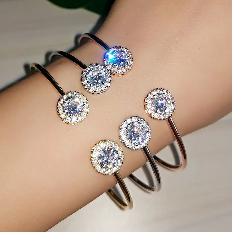 Pulseiras de luxo em geometralharia dourada para mulheres, pulseiras de zircônia cúbica da moda, joias para festa e uso diário.